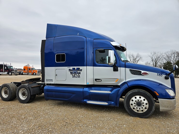 peterbilt-579-image-25