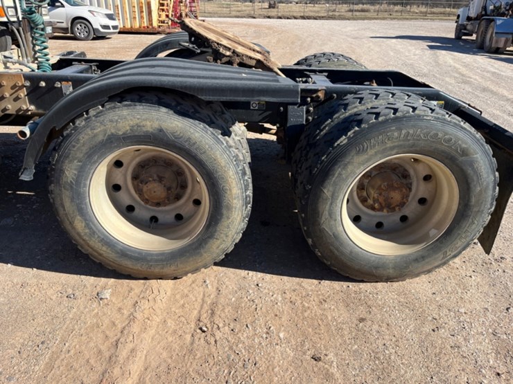 2012-peterbilt-367-image-13