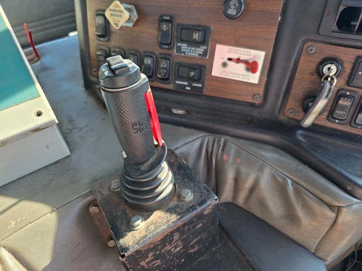 2013-peterbilt-320-image-52