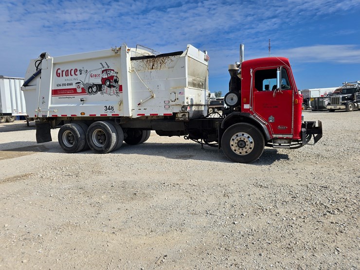 2003-peterbilt-320-image-40