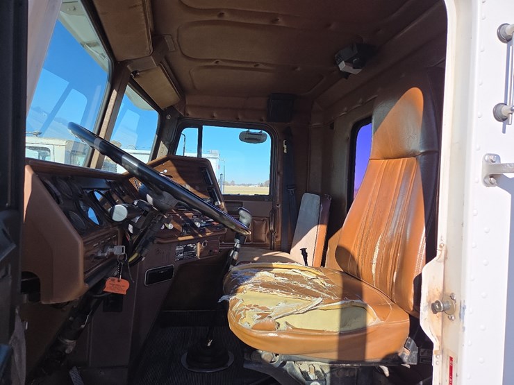 1988-freightliner-day-cab-semi-image-51