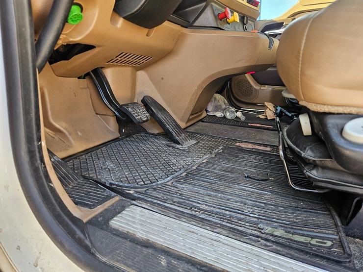 2021-kenworth-t680-image-35