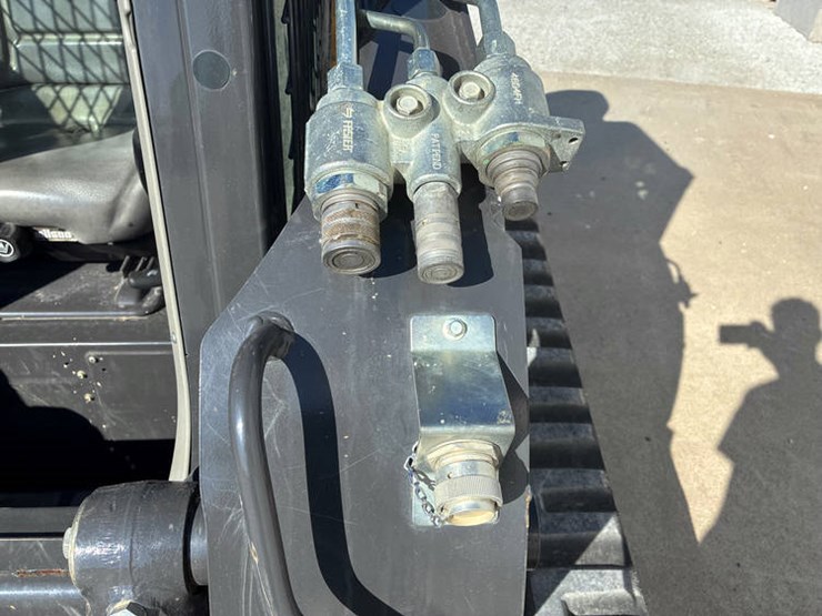 new-holland-c334-image-19