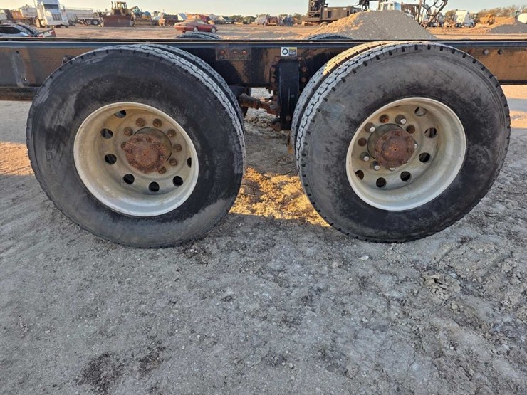 peterbilt-385-image-16