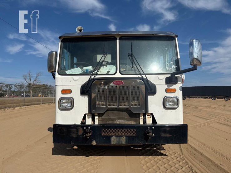 2019-peterbilt-garbage-truck-image-3