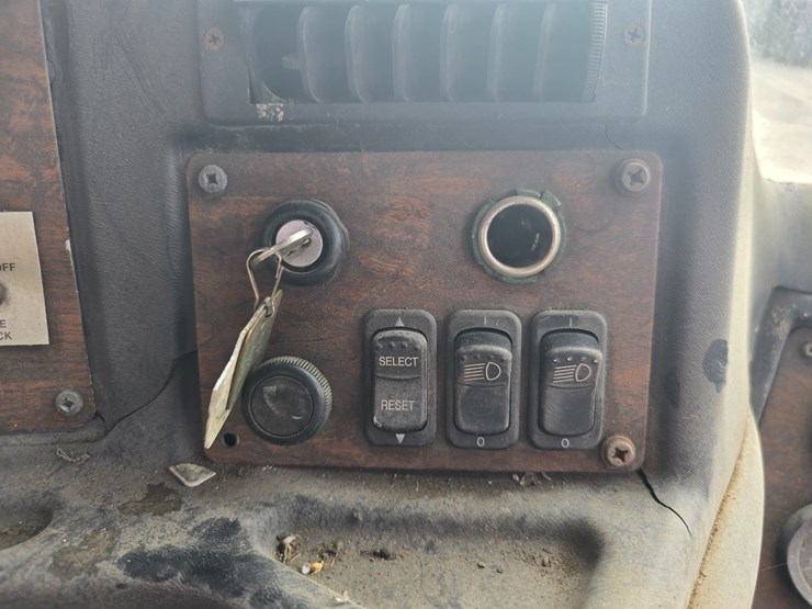 2003-peterbilt-320-image-51