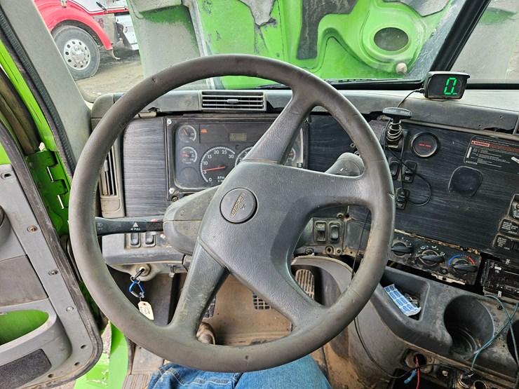 freightliner-columbia-112-image-78