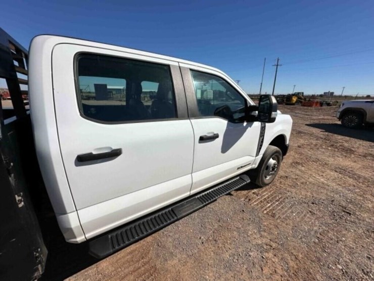 2023-ford-f350-image-32