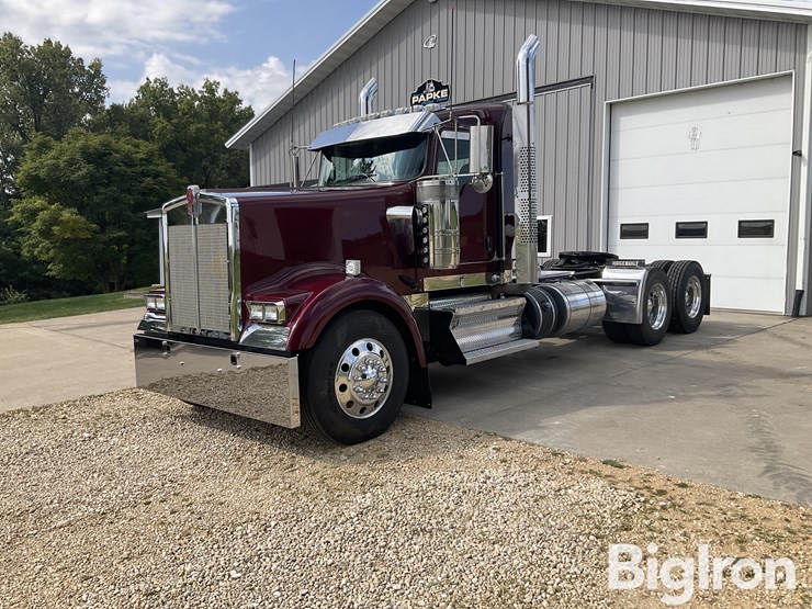 2017-kenworth-w900l-image-1