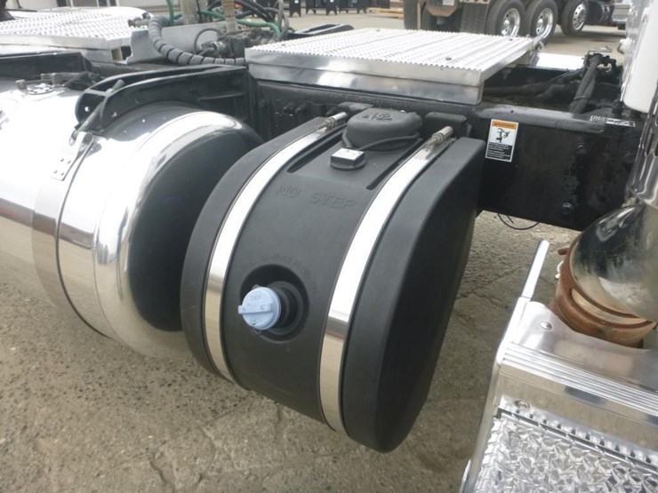 2019-peterbilt-567-image-9