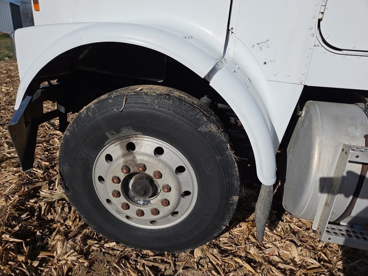 1988-freightliner-day-cab-semi-image-9