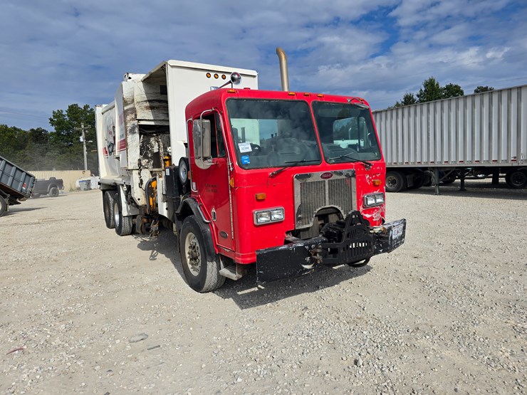 2005-peterbilt-320-image-29