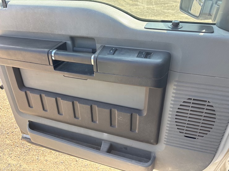 2011-ford-f550-image-15