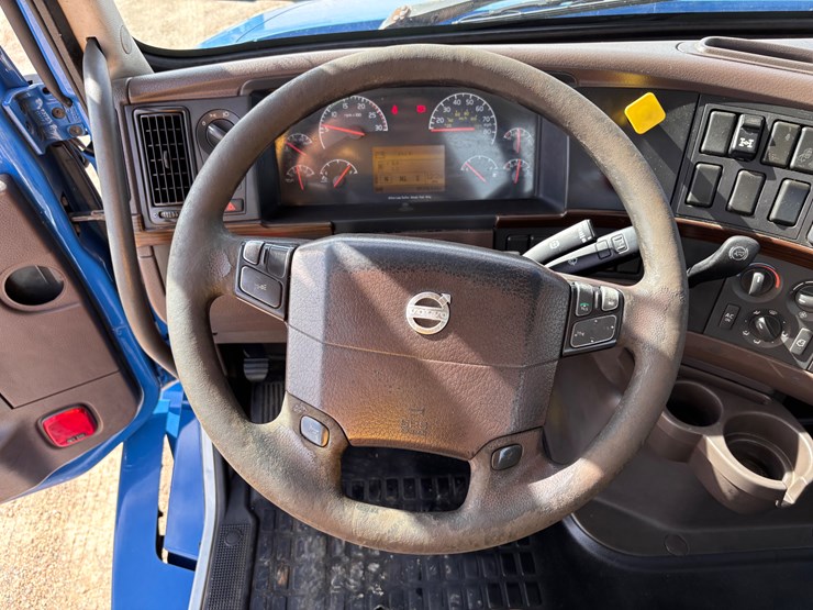 volvo-vnl64t300-image-9