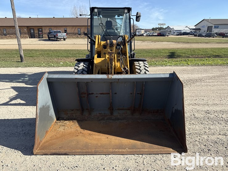 2015-caterpillar-906m-image-2