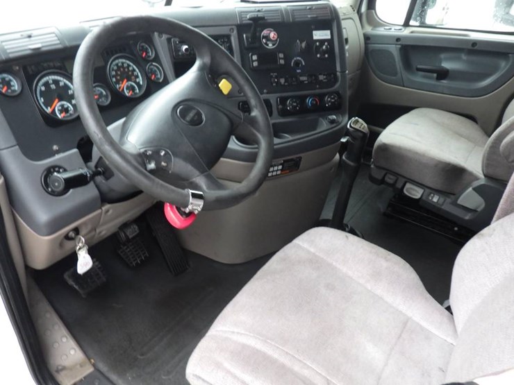 freightliner-cascadia-125-image-17