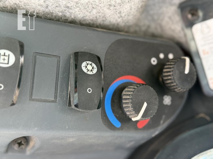 2017-deere-331g-image-37