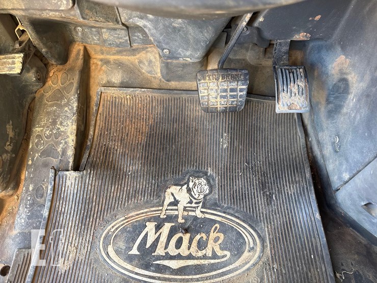 2015-mack-pinnacle-chu613-image-24