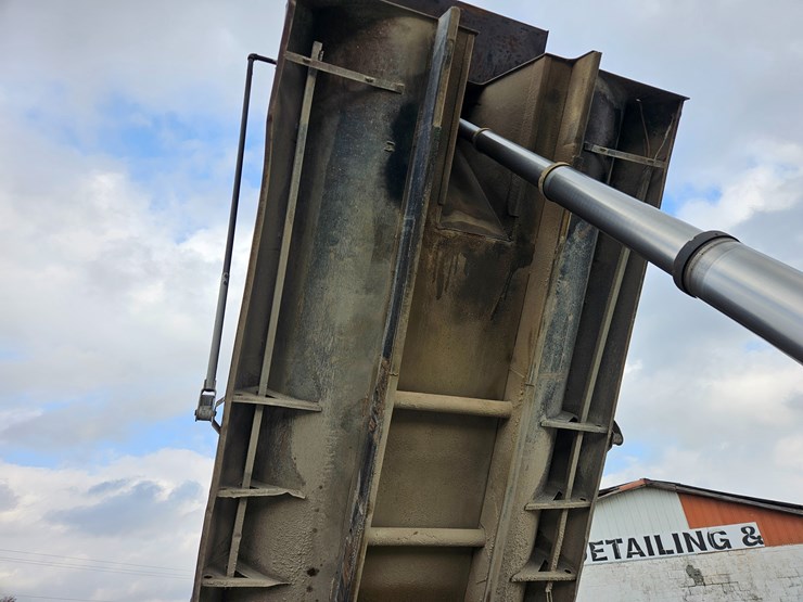 freightliner-columbia-112-image-39