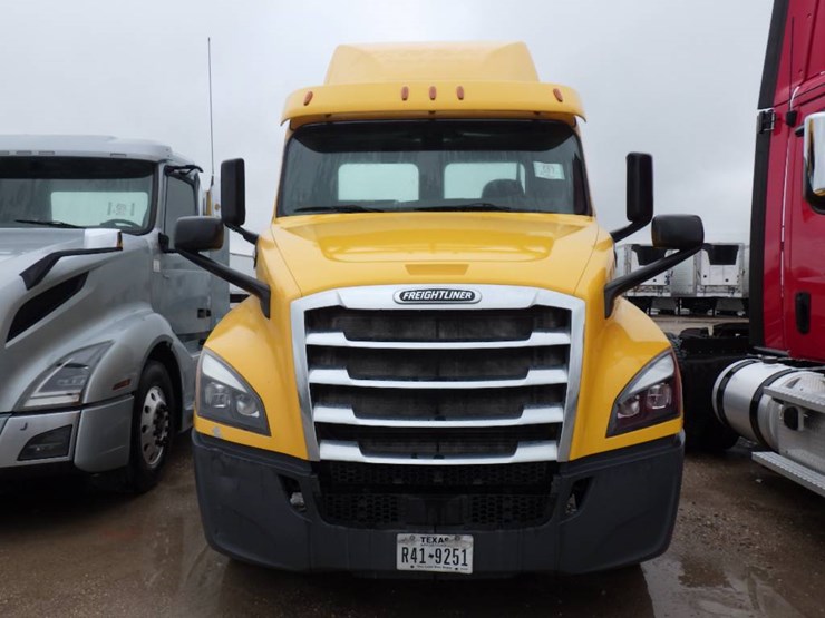 2020-freightliner-cascadia-126-image-2