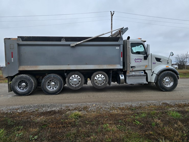 2020-peterbilt-567-image-38