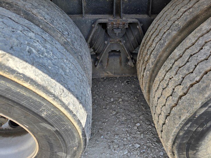 2003-peterbilt-320-image-96