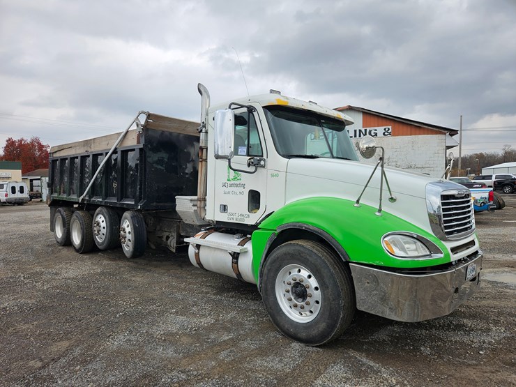 freightliner-columbia-120-image-30