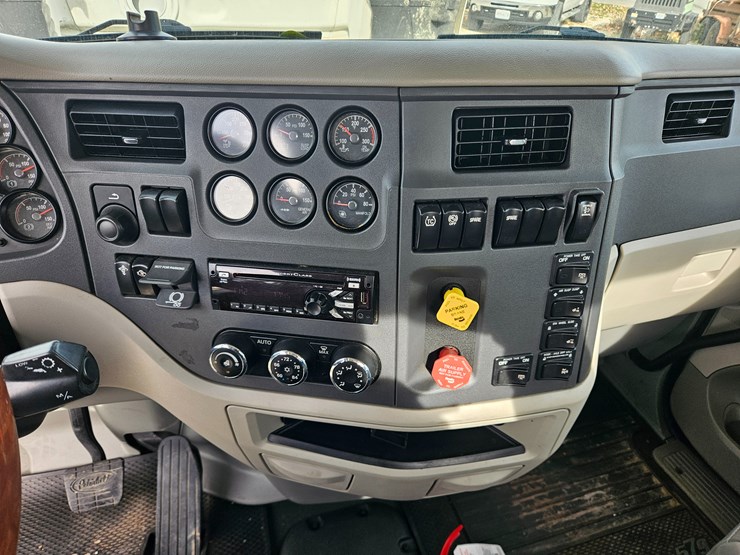 peterbilt-579-image-48