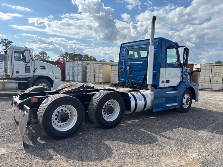 2016-volvo-vnl64t300-image-3