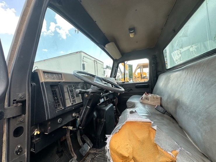 1994-international-4700-image-24
