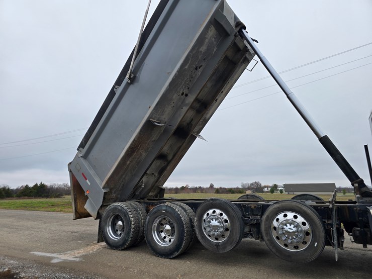 2020-peterbilt-567-image-79