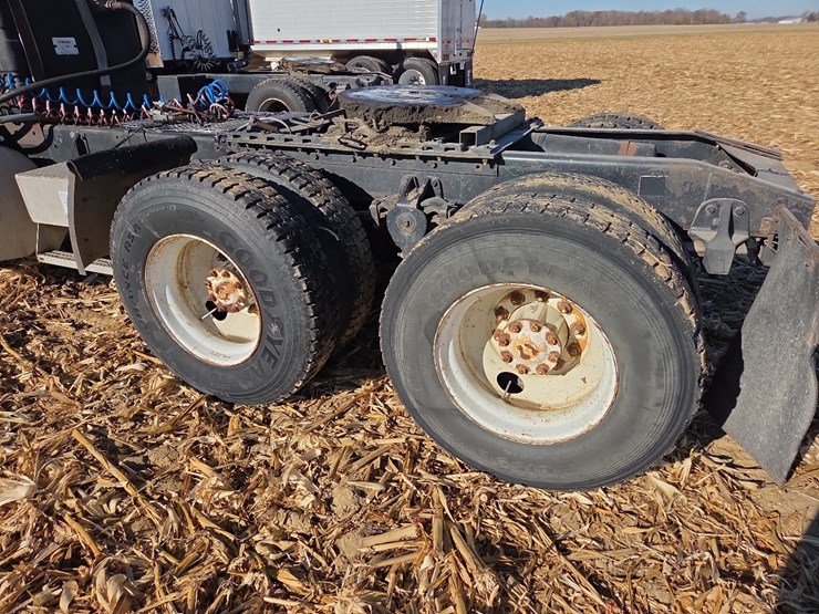 1988-freightliner-day-cab-semi-image-14