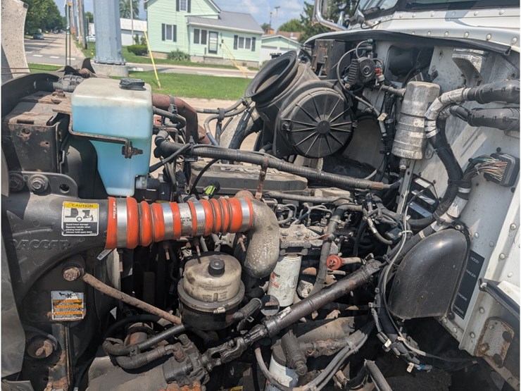 peterbilt-335-image-16