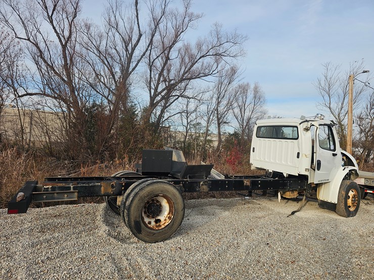 2019-freightliner-m2-106-image-6