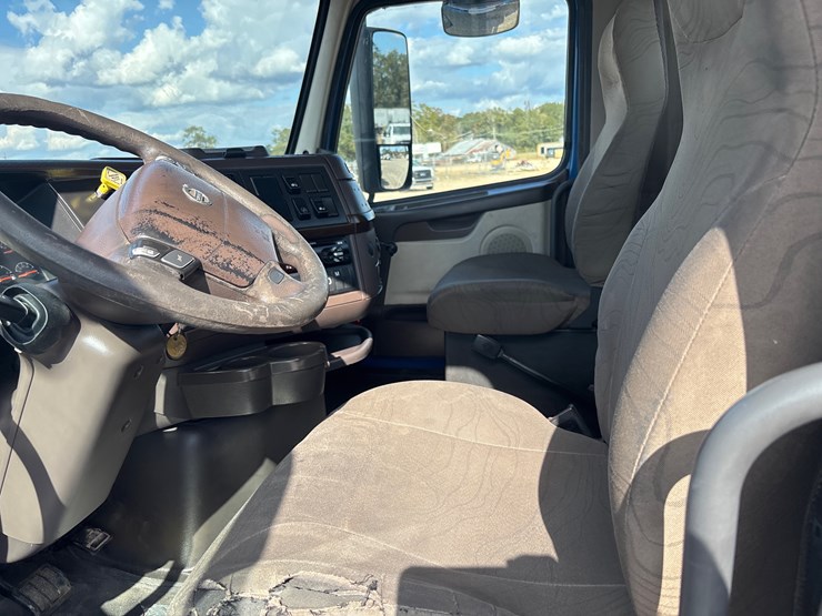 2016-volvo-vnl64t300-image-9