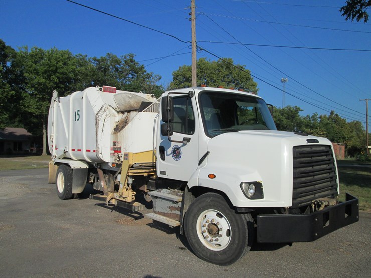 2016-freightliner-108sd-image-2