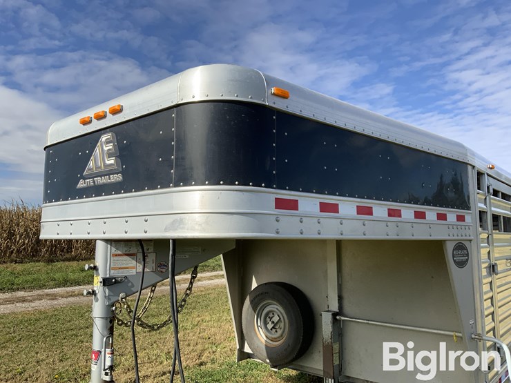 2019-elite-tri/a-gooseneck-livestock-trailer-image-14