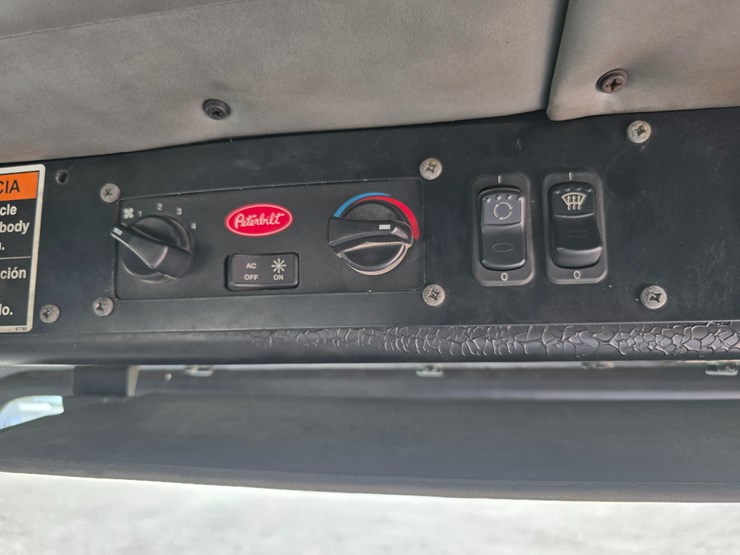 2005-peterbilt-320-image-50