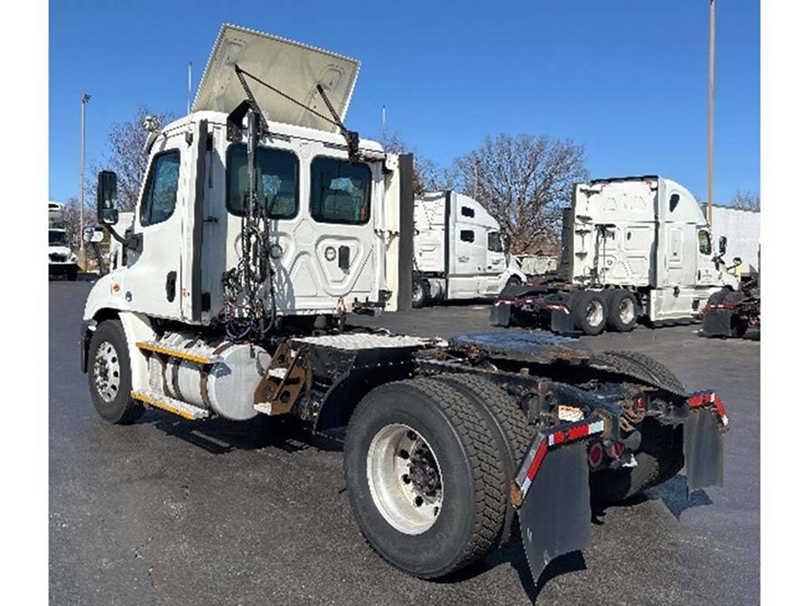 2017-freightliner-cascadia-113-image-2
