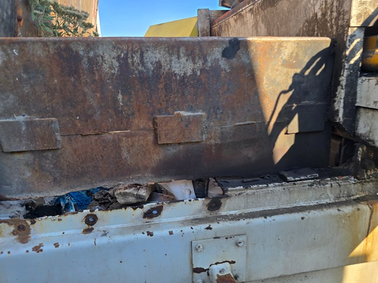 2001-peterbilt-320-image-18