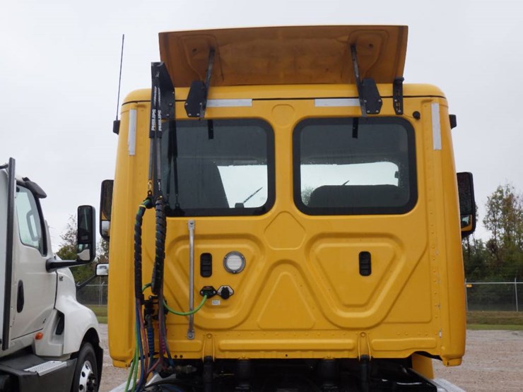 2019-freightliner-cascadia-126-image-12