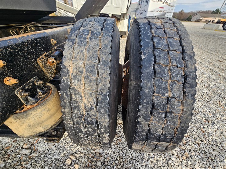 2019-freightliner-m2-106-image-32