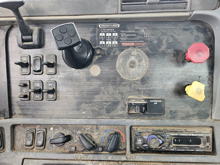 freightliner-columbia-120-image-82