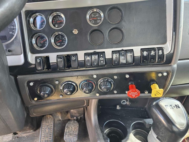 2011-kenworth-t800-image-19