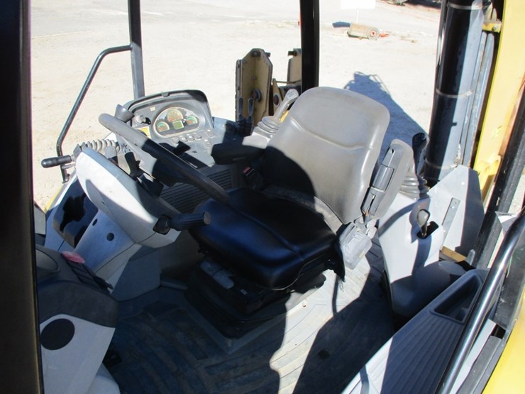 2017-caterpillar-450f-image-6