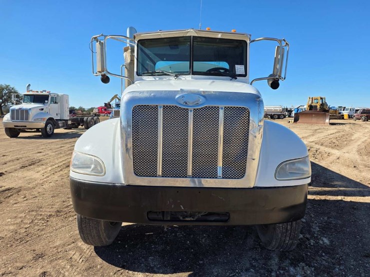 2009-peterbilt-340-image-2