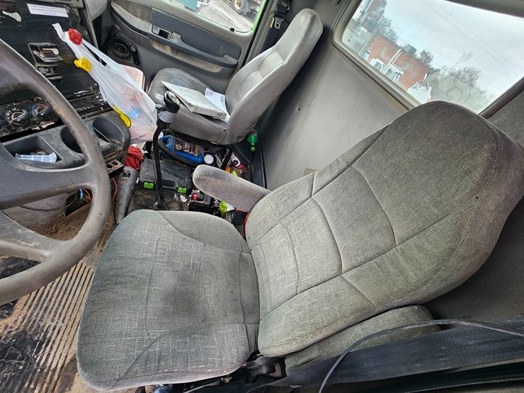 freightliner-columbia-112-image-68