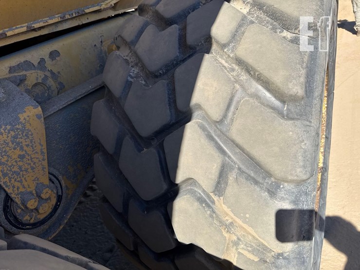 2007-caterpillar-725-image-10