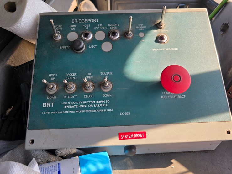 2013-peterbilt-320-image-54