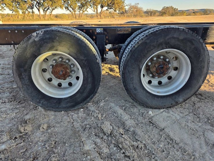 peterbilt-385-image-15